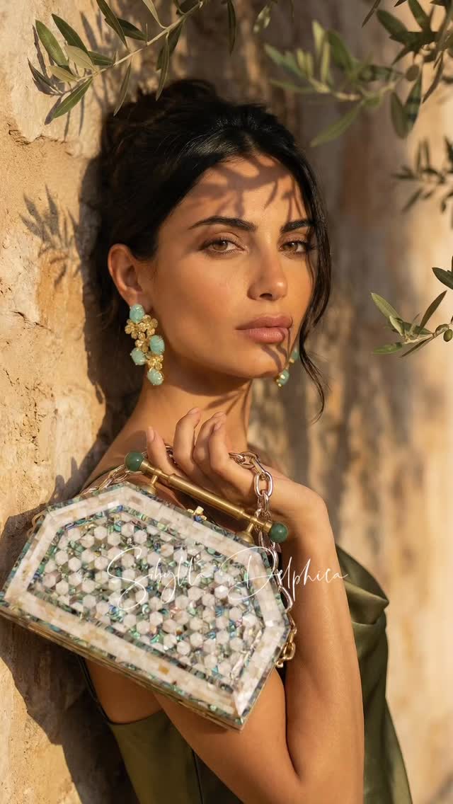Not just a clutch… a piece of light✨
Handcrafted from mother-of-pearl, the Aurora captures the iridescent glow of the sea in a timeless evening design.
✨Available to order online via link in bio or at SIBYLLADELPHICA.com🔗
#sibylladelphica
#luxurylifestyle
#summervibes
#Resort style
#summerluxury