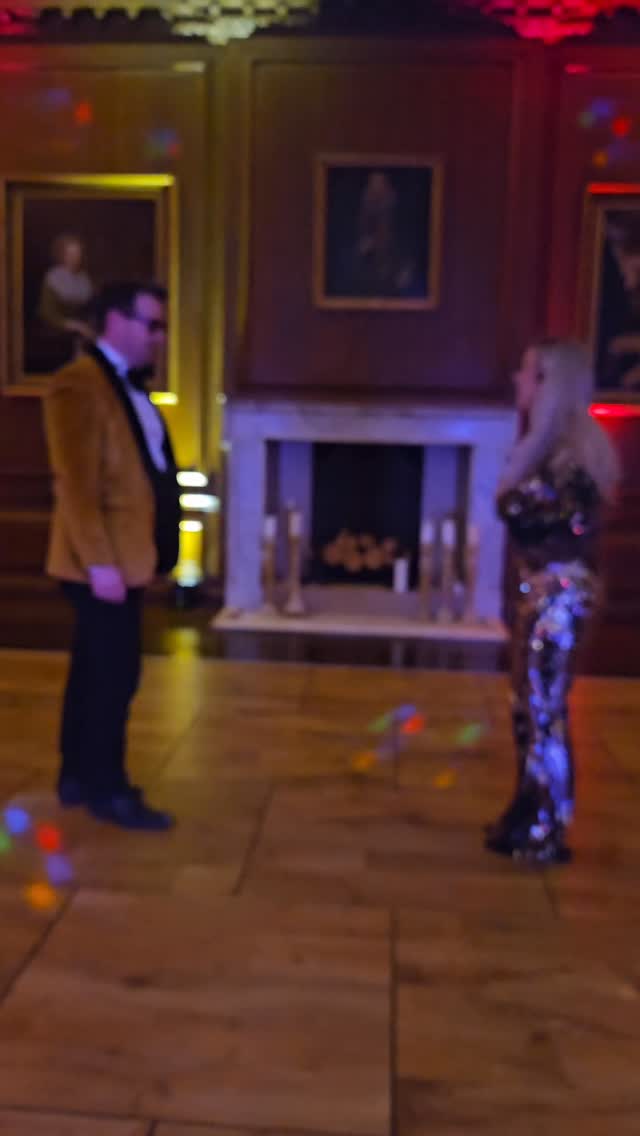 The ONLY way we’re warming up 2026 💃🕺Keep watching 👀 😂
@cowdrayhouse
@stephnewtonphotography
@thewedding_bee
@thelittledetails_events
@hayloftfloral
@bexhairandmakeup
#hyacynth #bridgerton #charcliexcx #bridgertondance #fyp