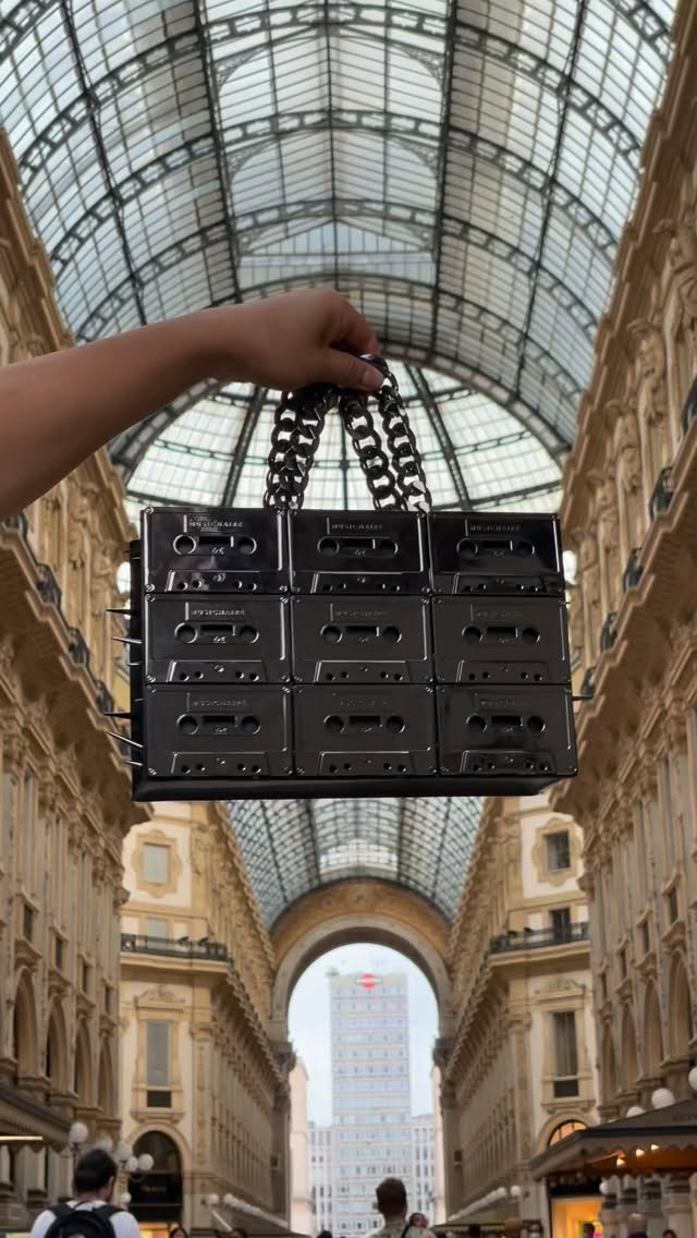 Culture. Music. Luxury.
From Milan with style. 🇮🇹
The RUNYARO® Black Chrome Cassette Bag, handcrafted with premium leather and signature non-tarnish cassette metal detailing.
A luxury statement inspired by music culture.
Shop now:
www.runyaro.com
#Runyaro #LuxuryBag #MilanStyle #DesignerHandbag