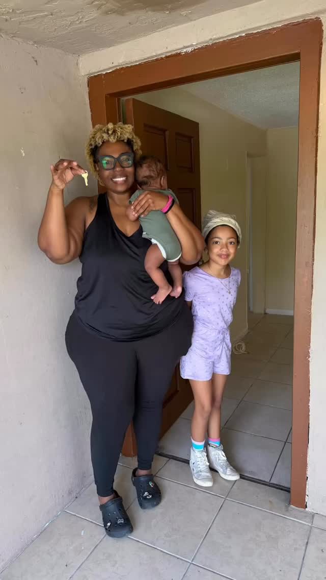 Bria and her family of 5 came to Hermanos escaping a natural disaster that destroyed her home. After months of hardship and struggling to make ends meet, Hermanos funded her hotel stay while the family stabilized. Today Bria, her four kids, and her partner are happy and comfortable in their new house. We want to give a special thanks to Day 1 Family Funds Bezos Foundation for helping us aid a family like this one. Wishing this family all the best!!! #hermanosdelacalle #housingfirst #miami #loveattack