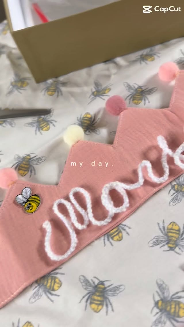 ✨👑 A little crown for a little princess 👑✨
This sweet crown is on its way to the little princess Maisie 💗
Handmade with love and tiny details just for her.
Every stitch, every pom-pom and the crocheted name was made especially for this special little girl.
I hope it brings lots of smiles and magical moments ✨
Made with love by babybeeknits 🐝💕
#babybeeknits #handmadebaby #babycrown #personalisedbaby #handmadegift