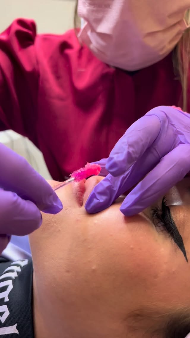 A nanopigmentação labial é a solução perfeita para quem busca lábios mais definidos e com cor natural! Essa técnica inovadora utiliza micropigmentos que se adaptam ao seu tom de pele, proporcionando um efeito suave e duradouro, ideal para realçar a beleza sem exageros. Além de ser uma alternativa prática para o dia a dia, ela ainda ajuda a corrigir assimetrias e dá aquele toque de frescor ao visual. 🌹
Venha experimentar o que há de mais atual na estética labial aqui na Flow Estética!
#Nanopigmentacao #LábiosPerfeitos #EsteticaNatural #FlowEstetica #BelezaBrasilia
Flow Estética Facial e Corporal
Telefone: (61) 99890-4816
Endereço: QI 9/11, Bloco M, Edificio Center Sul, sala 22 - Lago Sul
Site: https://www.flowestetica.com/
nanopigmentação nanopigmentaçãofioafio nanopigmentaçãolabial browlamination browlaminationbrasília growup flowup cilios lashes shineface dermaplaning pumplips peelingdehollywood despigmentaçãodetatuagem despigmentaçãosobrancelhas despigmentacaoalaser limpezadepeleprofissional epilação desingdesobrancelhas sobrancelhas lagosul esteticaebeleza naturalidade peeling