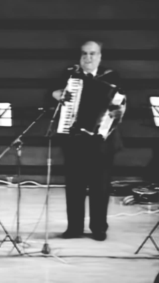 Hoy Paucartambo despide a uno de sus hijos más queridos: don Jorge Núñez del Prado Ismodes, nuestro querido Tío Coco.
Su acordeón, sus composiciones y su profunda devoción por la Virgen del Carmen dejaron una huella imborrable en la memoria de nuestro pueblo. Con su obra, especialmente con la Misa Paucartambina, logró algo extraordinario: elevar las melodías de nuestras danzas y convertir la cultura popular en música sagrada, en una oración que nace del corazón de Paucartambo.
Hoy su partida nos llena de tristeza, pero también de gratitud. Porque su música seguirá viviendo en cada danza, en cada fiesta y en cada momento en que nuestro pueblo vuelva a cantar a su Mamacha.
Desde la Cuadrilla Mayor del Qhapaq Negro, y desde todo Paucartambo, solo podemos decir:
Gracias por tanto, Tío Coco.
Tu legado vivirá para siempre en el corazón de nuestro pueblo.
#Paucartambo #TioCoco #VirgenDelCarmen #CulturaViva #PaucartamboPerú