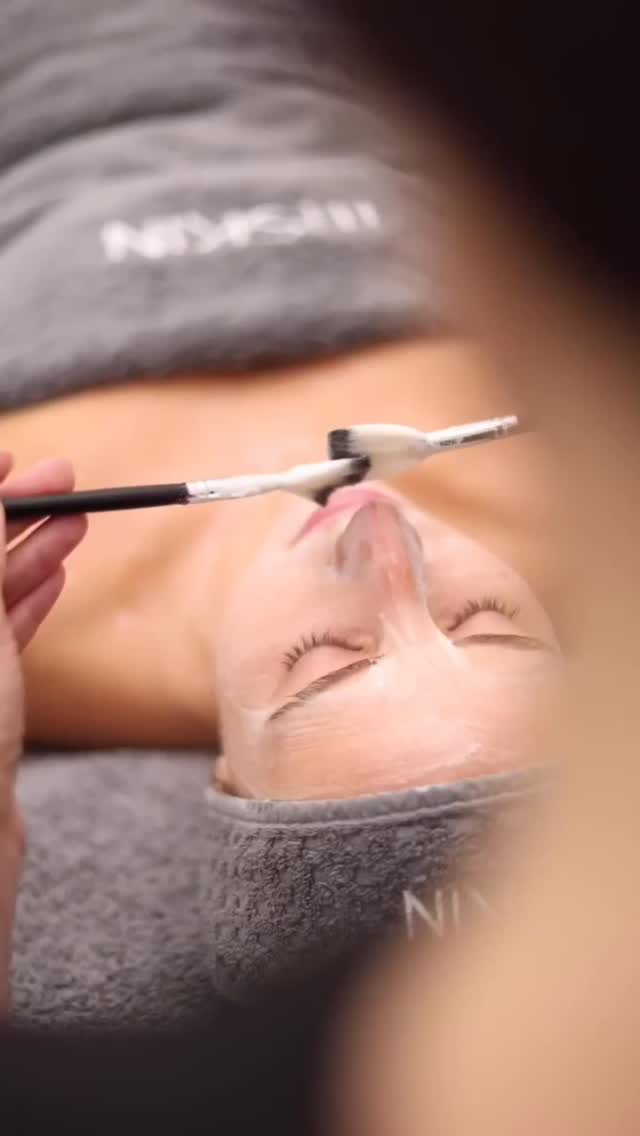 The Non-Surgical Alternative. 🖤
Sagging skin and deep expression lines require more than just hydration—they require precision.
Our Black Diamond protocol utilizes clinical-grade particles to drive clinical-grade actives deeper into the dermis , intensely firming and contouring where you need it most.
The ultimate recovery for mature skin, exclusively at Le Mon Aesthetic.
#111SKIN #blacdiamondlift #nonSurgicalFacial #LeMonAesthetic #SculptedGlow