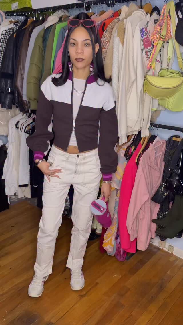 Casual little OOTD
• honestly didn't think I'd be wearing my hiking shoes again unless I was hiking but 🤌🏽
• outfit wouldn't have worked w/out them
• I hate that my water bottle was the perfect accessory bc I don't wanna be like promoting them
• I'm literally not even a Stanley Girl. I actually Stan @gocontigo I just lost my stainless steel one
• but anyway, get into my look