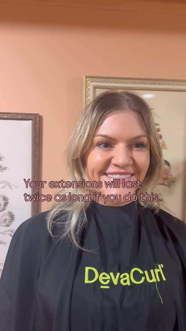 Your extensions are an investment… so let’s make them last. ✨
Most extension damage doesn’t happen in the salon — it happens at home. The difference between extensions that last often comes down to daily care. And this is not just about growth and maintenance times but also the actual time you get out of those weaves- which should be between 9-12 months!
Here’s the habit that changes everything:
✔️ Brush your extensions properly — every morning and night.
Start from the ends first, gently working your way up while holding the hair at the root to protect the wefts. This prevents matting, tension on the bonds, and breakage that shortens the life of your extensions.
A few more pro tips:
• Always brush before showering
• Use a professional extension-safe brush
• Always use professional and extension safe products shampoo conditioner, leave in + mask
• Keep them detangled before bed
Healthy extensions = longer wear, better blends, and that expensive hair look.
Take care of them… and they’ll take care of you. 🤍
Save this if you have extensions or are thinking about getting them.
#sherwoodparklocal #yegsalon #sherwoodparkstylist #yegextensions #sherwoodparkhair