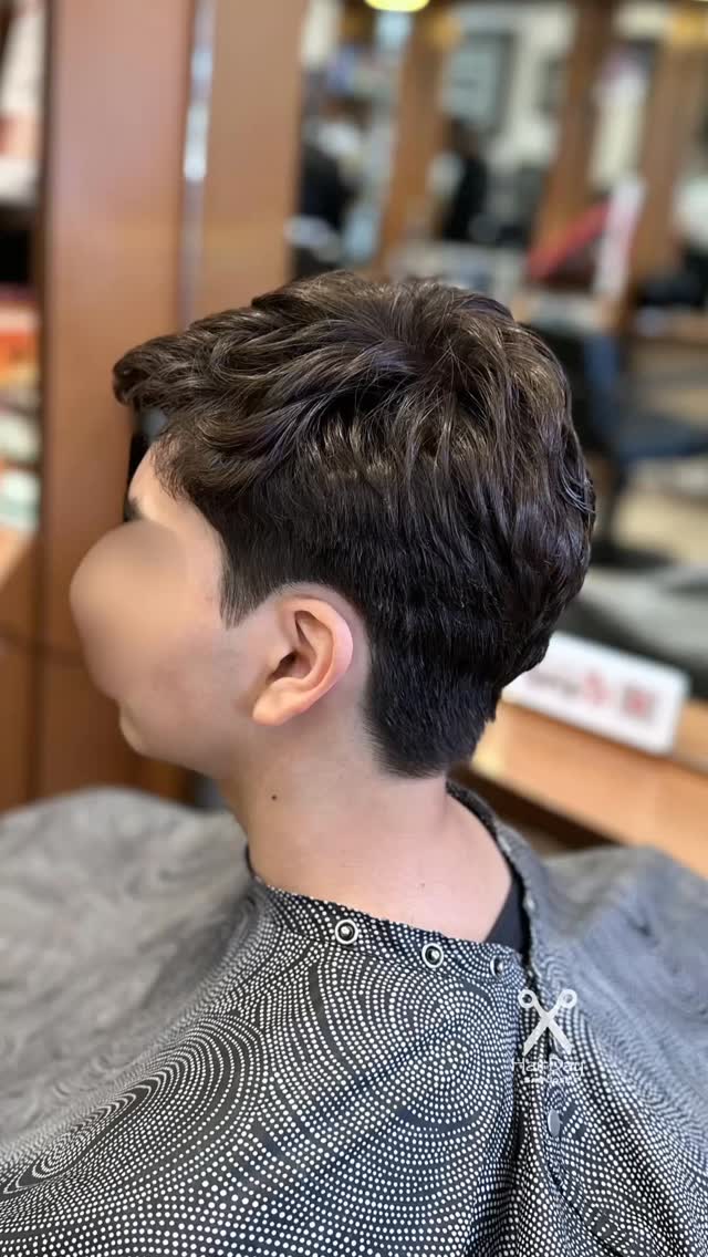 Men’s perm creating soft waves and natural volume for an easy, textured style.
#mensperm #mensstyle #modernmenshair #sanjosehair hairdaysanjose