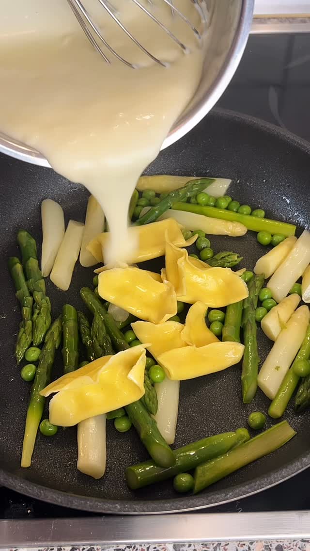 Spring Pasta: Asparagus Ravioli with Pan-Fried Asparagus, Peas and Hollandaise 🌱✨ Seasonal cuisine with creamy sauce and fresh asparagus 🍝
#flexitarian #aspargus #springvibes🌸 #seasonalcooking #hollondaise