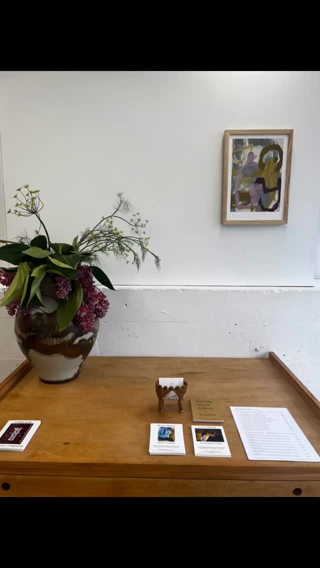 A few pics taken from the wonderful @tinafrantzenartist🧡 I am at @railwaystreetstudios this morning, so if you like to come in for a cuppa and help distract me from some boring paperwork, that would’ve greatly appreciated 😁 #nzexhibition #nzgalleries #contemporaryart #nzartcollectors #nzartcommunity