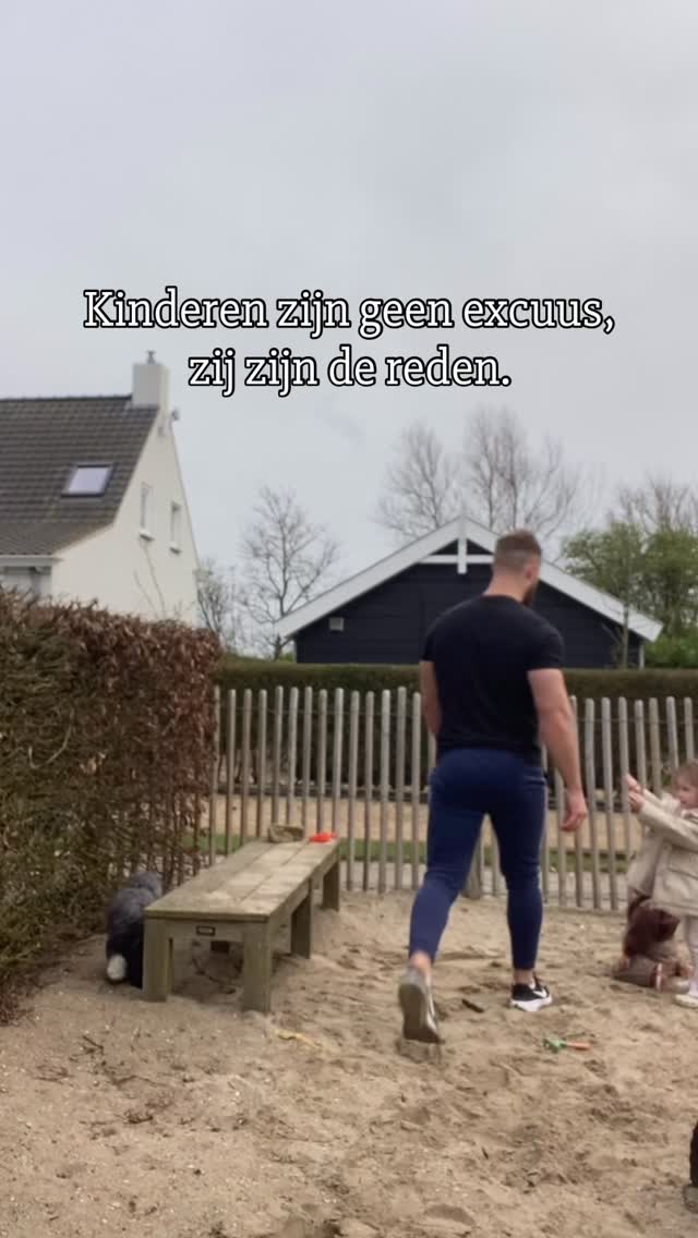 De reden om je leven te ordenen.
De reden om gedisciplineerd te zijn.
De reden om je geloof serieus te nemen.
De reden om verantwoordelijkheid te dragen.
De Schrift legt de geestelijke vorming van kinderen niet bij de cultuur, de school of de kerk, maar bij de ouders en in het bijzonder bij de vader.
“En vaders, wek geen toorn bij uw kinderen op, maar voed hen op in de onderwijzing en de terechtwijzing van de Heere.” - Efeze 6:4
Kinderen kijken niet alleen naar wat je zegt.
Ze worden gevormd door wat je leeft.
Ben je als vader zoekend in standvastigheid in geloof, structuur, discipline en leiderschap?
11 april start ronde 2 van: De Weg Van Het Kruis. 12 getrouwde mannen en vaders die 12 weken gaan werken aan een standvastig geloof in navolging van Jezus.
Je kan je aanmelden via de link in de bio.