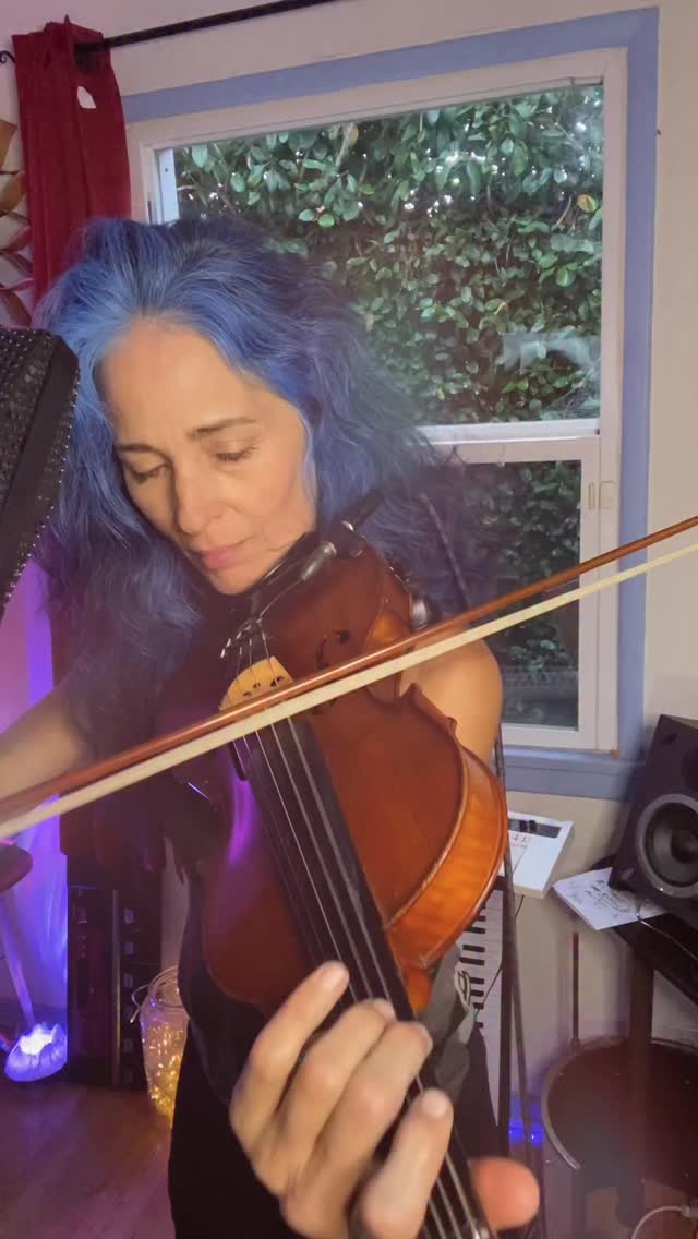 sunday serenade for peace ☮️ 🎻♥️ #violin #peace #prayer #thefutureholdstolove #newmusic