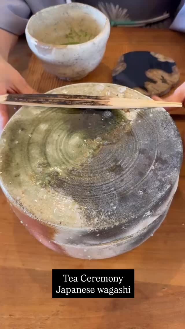 A quiet moment of Japanese tradition.
Matcha and seasonal wagashi before our kintsugi experience.
At mon cadeau, we begin by slowing down —
appreciating beauty, balance, and mindfulness.
A small taste of tea ceremony in the heart of Tokyo.
#teaceremony
#matchaexperience
#tokyoexperience
#kintsugi
#japanesecultur