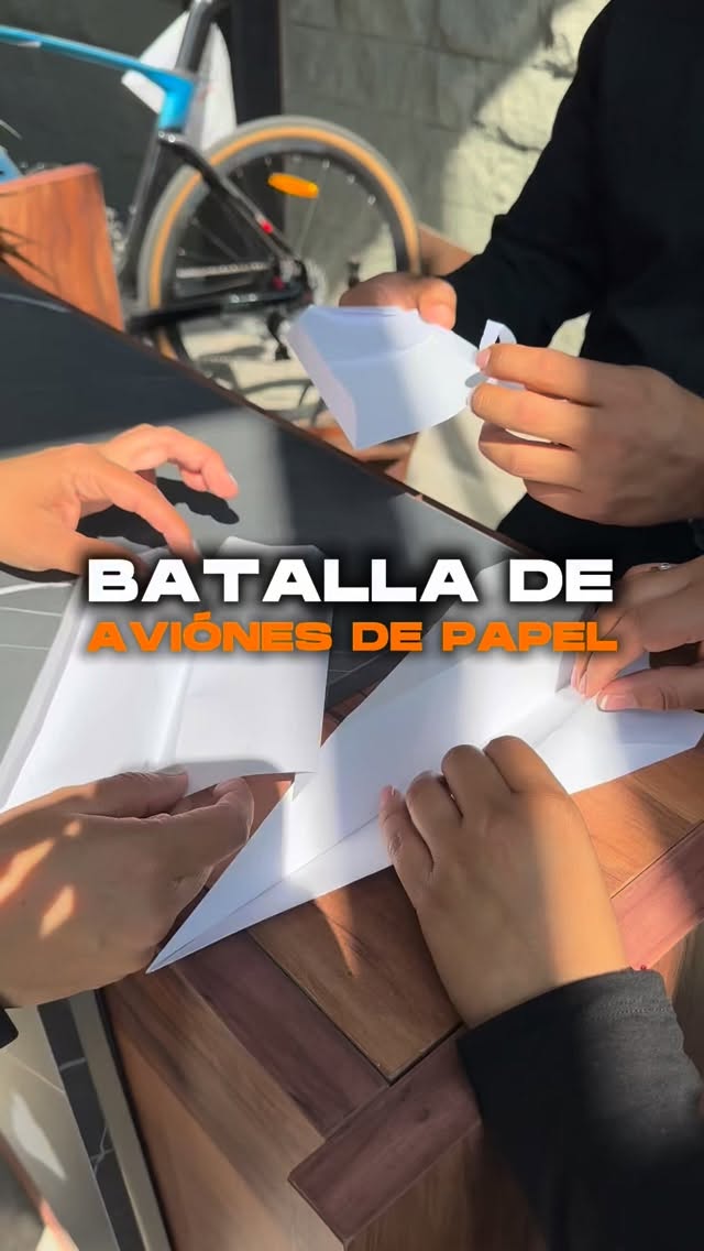 Mientras tanto en el showroom…
Se armó la competencia oficial de aviones de papel ✈️✈️✈️