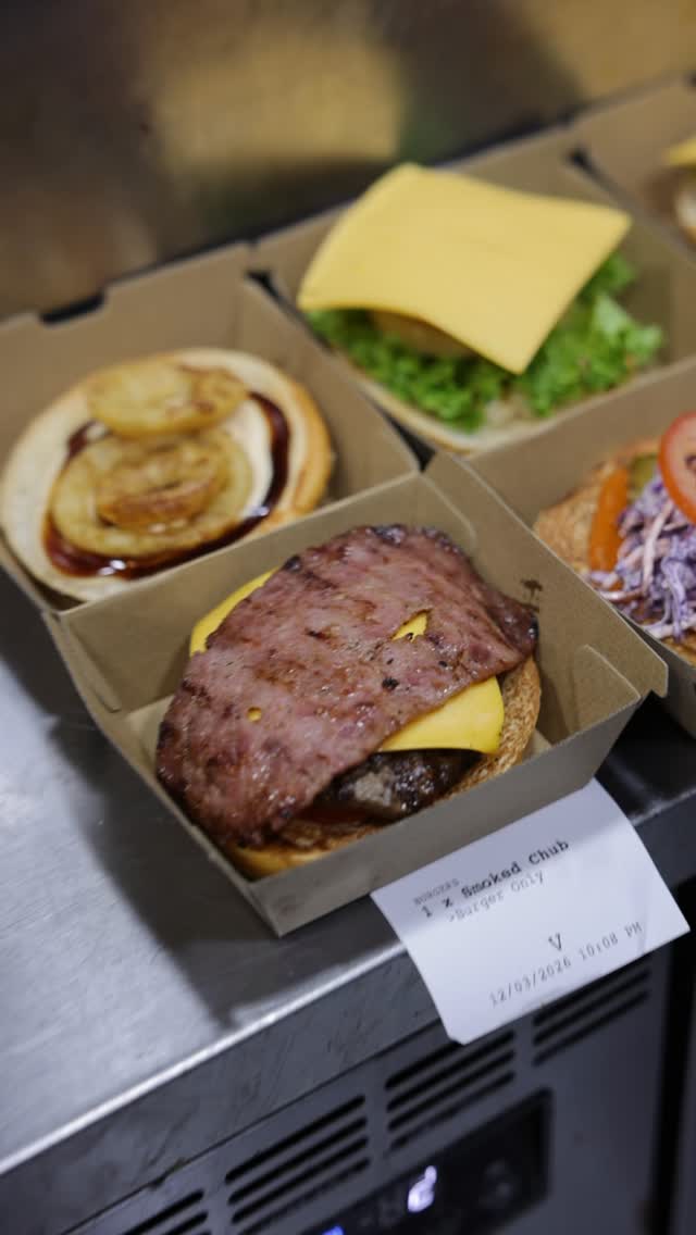 Let’s make a Smoked Chub at the burger station.
.
#chubbybunsburgers #latenight #sydney #food
#burgers