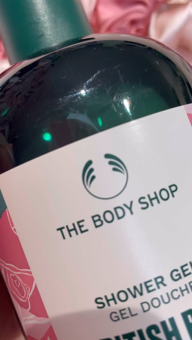 Ad. I know everyone seems to be on Dewberry at the moment but it’s still all about British Rose for me!
Video description- Jo talks about The Body Shop shower gel while showing a large bottle of rose shower gel above a background of pink silk scrunchies
@wearesocialtip
@thebodyshop
