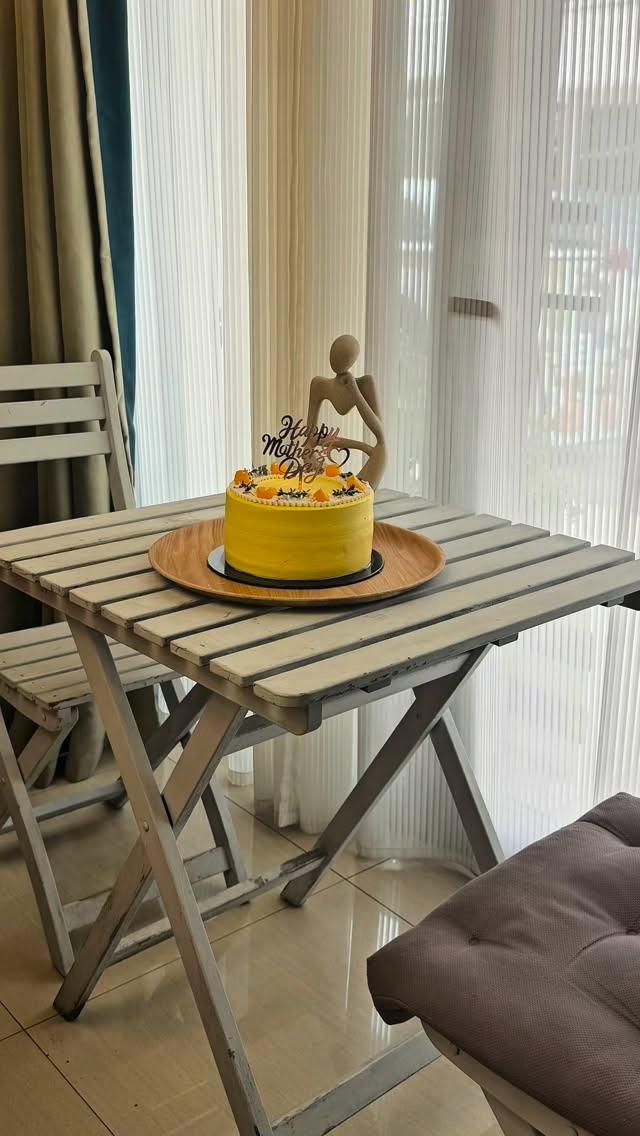 Who are you sharing this with? Sunshine in every passionfruit mango slice ☀️🥭 Tropical vibes, baked fresh ✨
#passionfruitmango #sgcakes #cakesofinstagram #freshlybakedcakes #singaporecakeshop