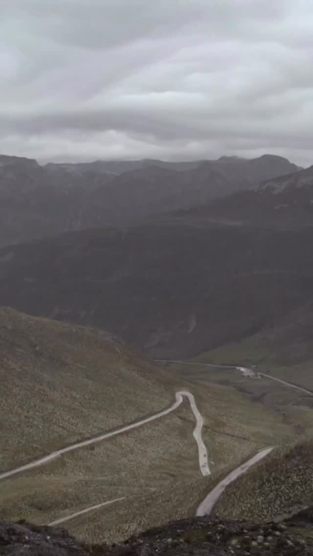⚠️ Video completo en mi canal
Vivimos en un continente con millones de hectáreas de tierra fértil y paisajes increíbles 🏔️ , pero elegimos hacinarnos en zonas densas, respirando aire gris y atrapados en el tráfico. Pero esto no se trata de deseo por vivir en la gran ciudad, sino de la consecuencia de un modelo económico que nos obligó a movernos.
Durante el siglo XX, la obsesión por dejar de ser la “granja” del mundo para convertirnos en la “fábrica” 🏭impulsó la industrialización por sustitución de importaciones.
Para que este modelo funcionara, los gobiernos necesitaban infraestructura y mucha gente junta en un solo lugar. La solución fue transferir los recursos del campo a la ciudad: bajaron artificialmente el precio de los alimentos para que los obreros comieran barato y los dueños de las fábricas pagaran salarios bajos 💸
Lo que para la ciudad parecía progreso, para el campesino fue una catástrofe. El Estado le arrebató la rentabilidad a la tierra para subsidiar una modernidad que solo existía en el asfalto.
Al final, salir adelante se convirtió en sinónimo de abandono porque el sistema decidió que el futuro solo podía construirse sobre el hormigón 🌇