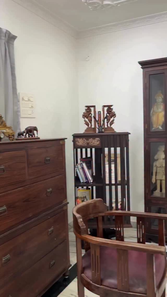 Antique chest or draws - It’s a 19th century antique Victorian or Anglo Indian campaign chest of drawers, designed for portability with recessed brass handles and corner brackets
These chests were commonly used by British army officers and gentleman travelers primarily during the 18th and 19th century
#antiquefurniturestore #antiquehomedecor #teakwoodfurniture #chestofdraws #anteakwoods