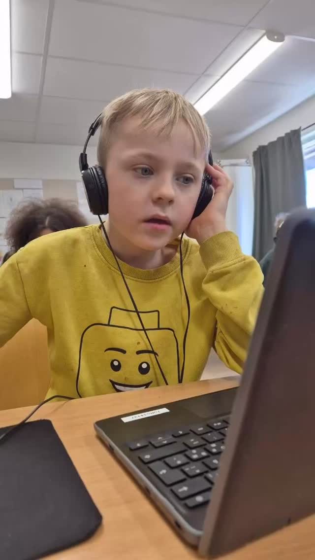 Musiklektion i 2-3, skapar egna låtar 🎶🎧🪇🥁🎹🎸🎺🎻🎤🪘