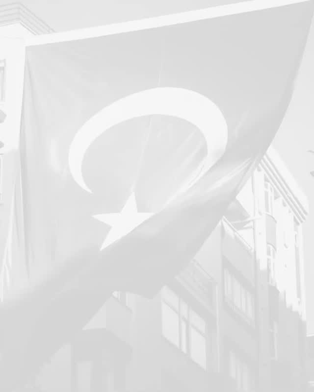 18 Mart…
Bir milletin imkânsızı inanca dönüştürdüğü gün. 🇹🇷
Çanakkale Zaferi; yalnızca bir savaş değil, aynı zamanda azmin, dayanışmanın ve vazgeçmemenin en güçlü sembolüdür.
Bugün biz ergoterapistler olarak; insanın en zor şartlarda bile yeniden ayağa kalkabileceğine, bağımsızlığını yeniden kazanabileceğine inanıyoruz.
Çanakkale’de gösterilen o kararlılık; bugün nice bireyin hayatına dokunurken bize ilham olmaya devam ediyor.
Başta Mustafa Kemal Atatürk olmak üzere, tüm kahramanlarımızı saygı, minnet ve rahmetle anıyoruz.
Ruhları şad olsun. 🇹🇷
