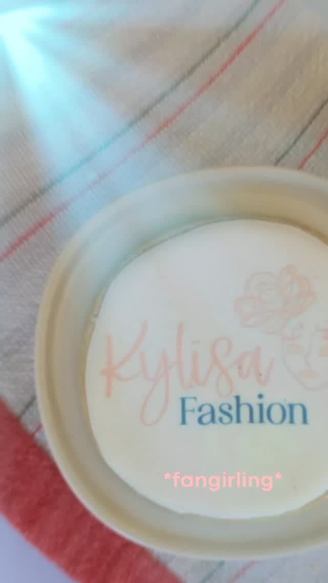 Fan Girl Friday - @kylisafashion 'Promoting self love & self acceptance for all women, inside & out is our passion'
#decoratedcookies #eddieprinter #logocookies