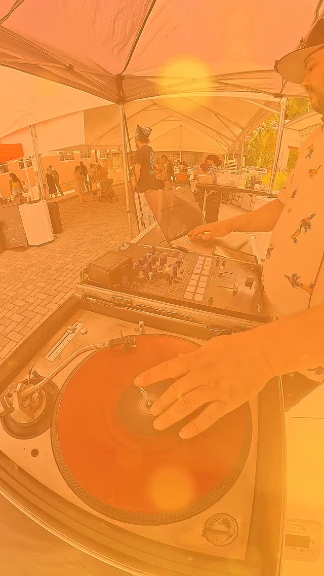 @13dubb DJ live at Smoke & Spice block party🎶🎧🎵. Presented by @foxbrosbarbq & @chicheriamx