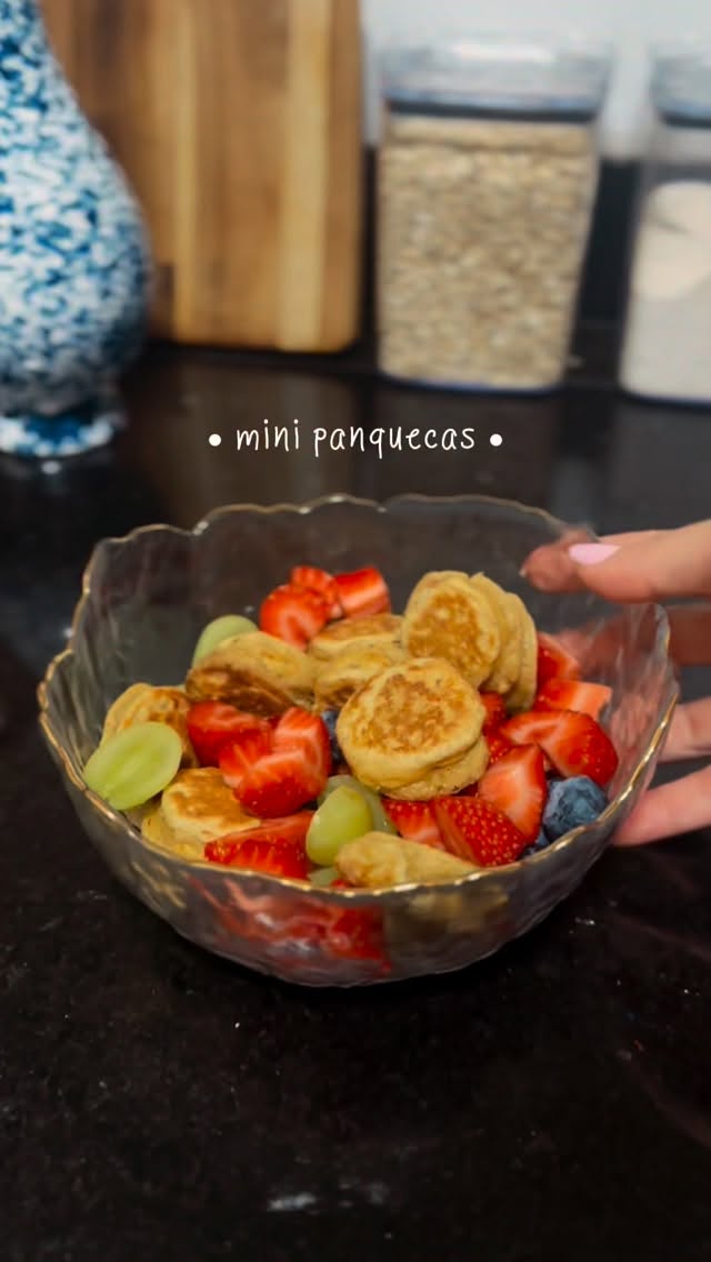 a panqueca de hoje é doce, quentinha e com um jeitinho diferente de fazer
a banana vai inteira, em rodelas, mergulhada na massa — e o whey vem por cima, como um pozinho mágico no final se você quiser (se não colocar fica menos proteico)
- 1 OVO
- 2 colheres de aveia em flocos (20g)
- 1/4 de xícara de leite (40ml)
- 1 colher de chá de mel (5g)
- 1 banana média em rodelas
- 1 pitada de fermento
faz a massinha, mergulha as rodelas de banana uma a uma e leva pra frigideira untada.
no fim, salpica 1 colher de whey por cima (15g) se quiser, serve com morango, mirtilo e uva
rende uma porção com:
318 kcal • 40,3g de carboidrato : 22,5g de proteína • 8,8g de gordura
Combina com final de semana, Com frio, Com carinho 💚