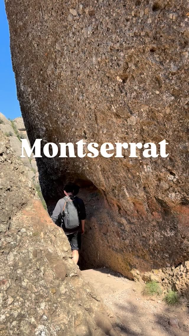 Montserrat is gelegen op een uur van Barcelona en is te bereiken via een trein vanaf Plaza España + een bergtreintje of gondel.