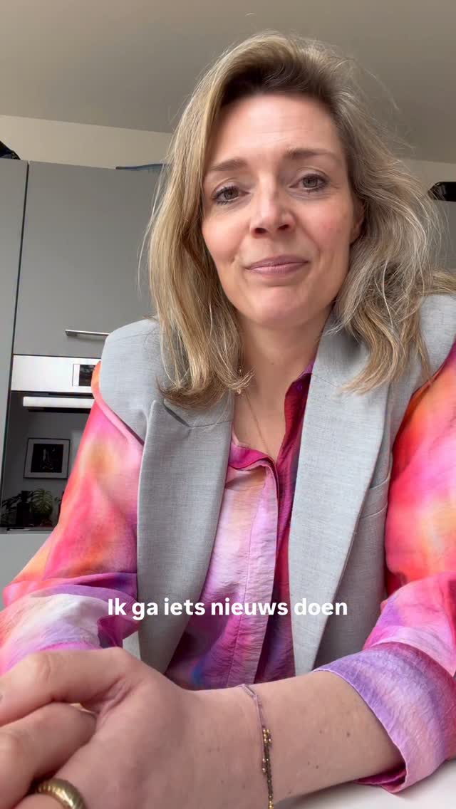 De reden dat je minder energie en voldoening voelt is omdat je meer consumeert dan creëert.
Simple: Creativiteit en nieuwsgierigheid zijn giga energie gevers. Reactiviteit en scrollen energy drainers.
Ik ga weer een experiment doen, dit keer aan de hand van The Artist’s Way: een wereldwijde bestseller, met oefeningen om je creativiteit meer toe te laten.
En ik dacht: hoe leuk om dat samen met een groep te doen! Elkaar inspireren en activeren.
Je bent van harte welkom om met me mee te doen met de nieuwe editie van de Lichter Leven Lounge. Info in m’n profiel of comment ‘🎨’. Dan stuur ik het je toe.
Happy weekend! X