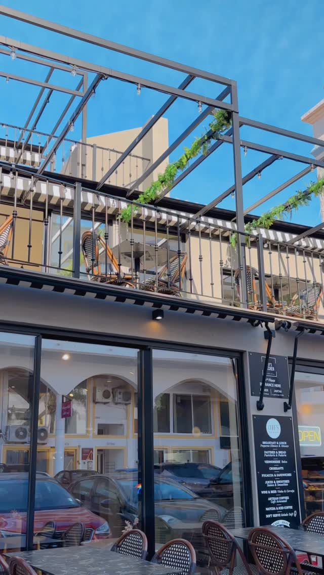 Save this new coffee hotspot in Carvoeiro! ☕️🌞 I recommend the cinnamonrol 😏 @chefscafe.pt
#algarve #carvoeiro #algarverestaurants #coffeebar