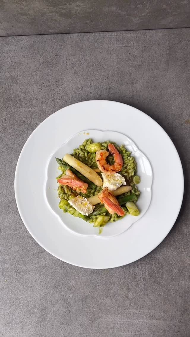 Spring on a plate 🌱🍽️☀️
Green wild garlic risotto with seared shrimp and asparagus duo ✨🍤🧀
#springvibes🌸 #wildgarlic #asparagusrecipes #prawnrecipe #flexitarian