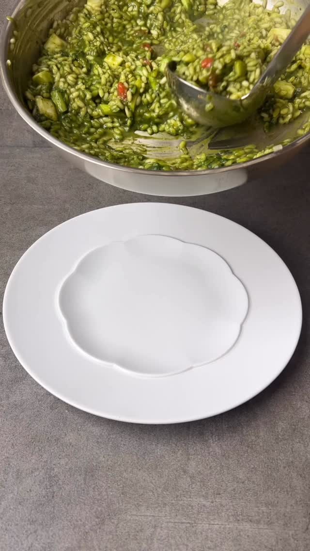 Spring on a plate 🌱🍽️☀️
Green wild garlic risotto with seared shrimp and asparagus duo ✨🍤🧀
#wildgarlic #asparagusrecipes #springrecipes #prawns🍤 #flexitarian
