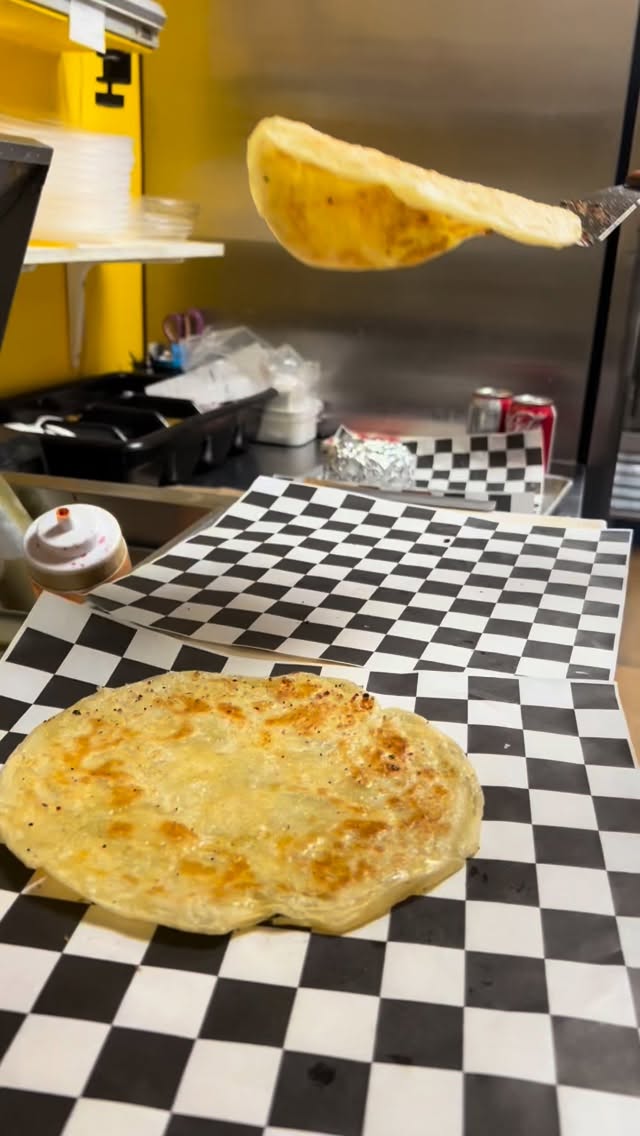 Yess only 19.99 Only ‼️Best Prantha Rolls @eato.ca
2 rolls + 2 fries + 2 pops only for 19.99$
#rolls #butterchicken #proteinmeals #deals #foodoffers