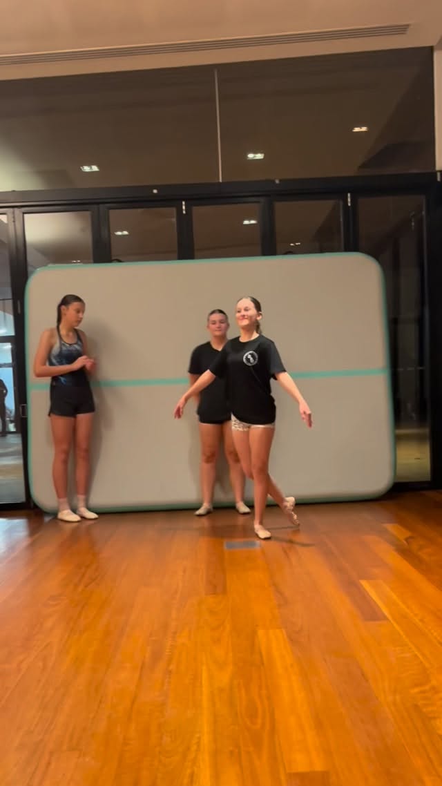 Pretty combo for our gorgeous ballerinas 🤩🩰
🧠 @gemmliddell
#dance #dancestudio #balletdancer #ballerina #fitzgibbon