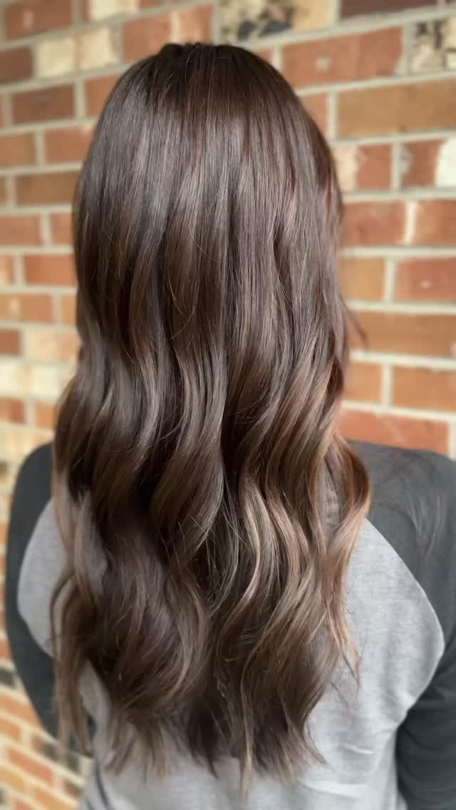 The darker side has been calling her name for a while now. It was time to go all in. And her smile at the end shows it was a great choice. Thank you, @mzeta00 for decades of trust with your gorgeous locks .
All @kenraprofessional : 4N/4B on new growth. 4B on mids, melting some pieces to 8GB.
#levelheadedhairdesign #brunette #kenracolor