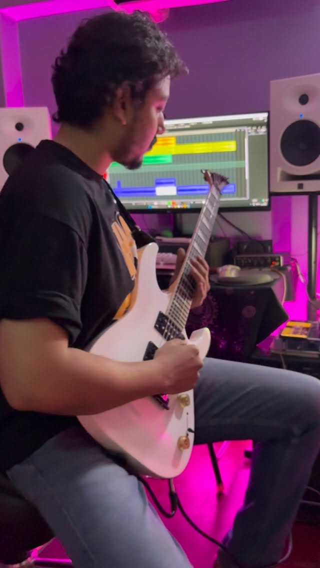 I don’t even have a count how many times we covered this song in front many of you and i am glad this time able to make an attempt to cover this iconic solo of Choo Lo by @thelocaltrain . I hope I’m able to do some justice with the licks🥲. Use headphones for best experience 🎧 Let me know in the comment how you think♥️🎵 Happy weekend to you all!
#jacksonguitars #audiophile #guitaristofinstagram #instareels #krossnotes