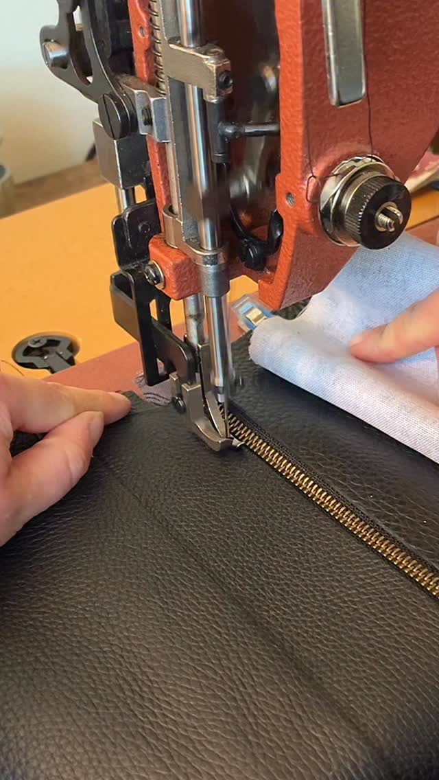 Love when the leather is not capricious and just goes where I want it to go — then it’s a meditation, otherwise it’s a good reason to practice “patience is a virtue” mantra 😸
✂️ Stitching the front side of the custom Borla XL bag for my bag studio in SF 🌁
Happy easy going crafting!
xo, Ksenia
.
.
#handmadeleatherbag #leathercraft #bagmaking #bagmaker #diybag asmr sewing, asmr sewing machine, bag pattern for leather, crafting process, sewing project process
