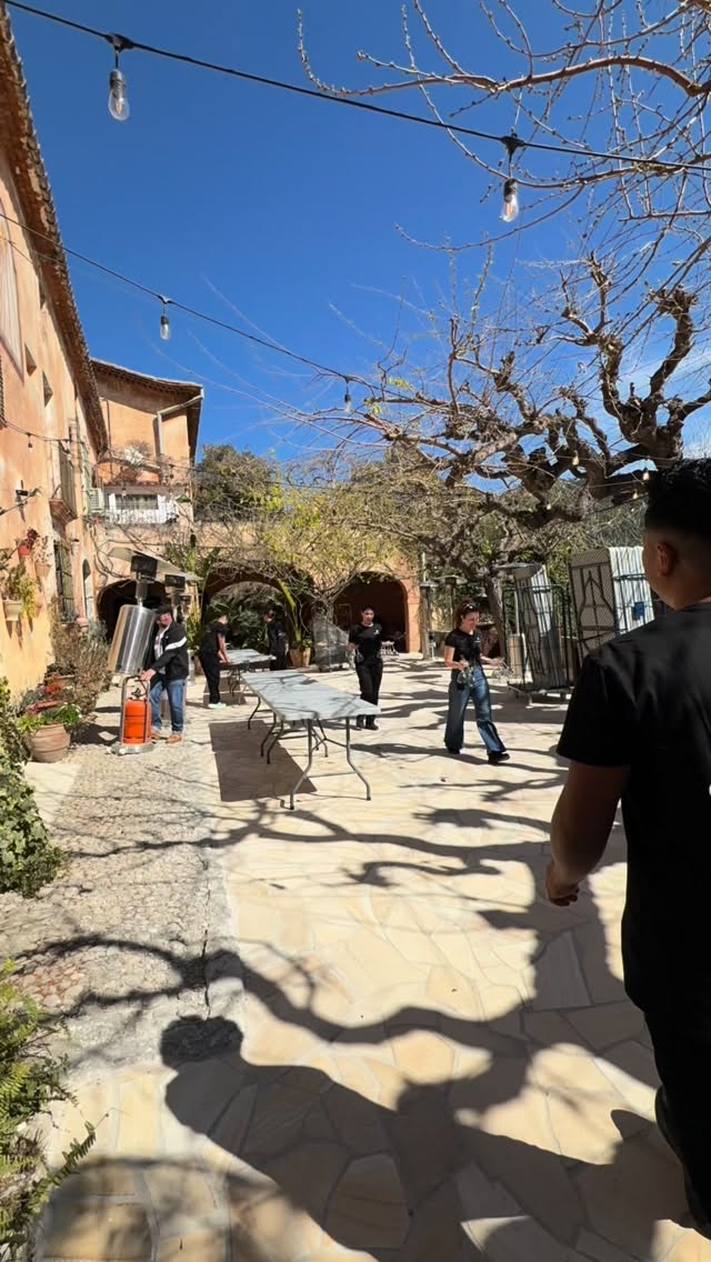 This is how we kicked off season.
Speed, precision, and a team that never misses.
From empty to unforgettable in record time.
This isn’t just setup… this is ESKISIT in action. 🔥
•
Así fue nuestro arranque de temporada.
Ritmo, precisión y un equipo que no falla.
De vacío a espectacular en tiempo récord.
Esto no es solo montaje… es ESKISIT en acción. 🔥
@villaalmanita
@puroblancobodas
@gallardophoto
@flowerpixies.insta
@tot_catering_penedes
#cateringsitges #villaalmanita #destinationweddingbarcelona #sitgescatering #weddingsetup