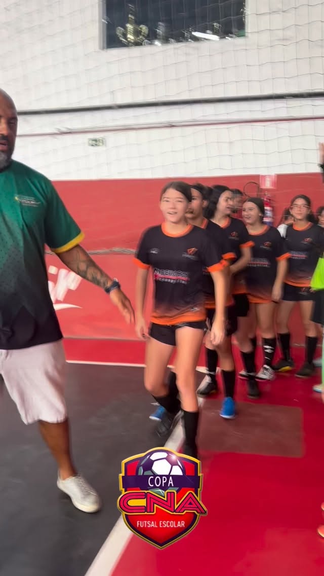 O desfile das delegações foi emocionante, reunindo atletas cheios de energia, orgulho e espírito esportivo.
Cada equipe trouxe sua identidade, sua garra e a vontade de fazer bonito dentro e fora de quadra.
Foi um momento especial que marcou o início de mais uma edição da #copacna repleta de talento, respeito e paixão pelo esporte.
Que venham grandes jogos e muitos gols ⚽️