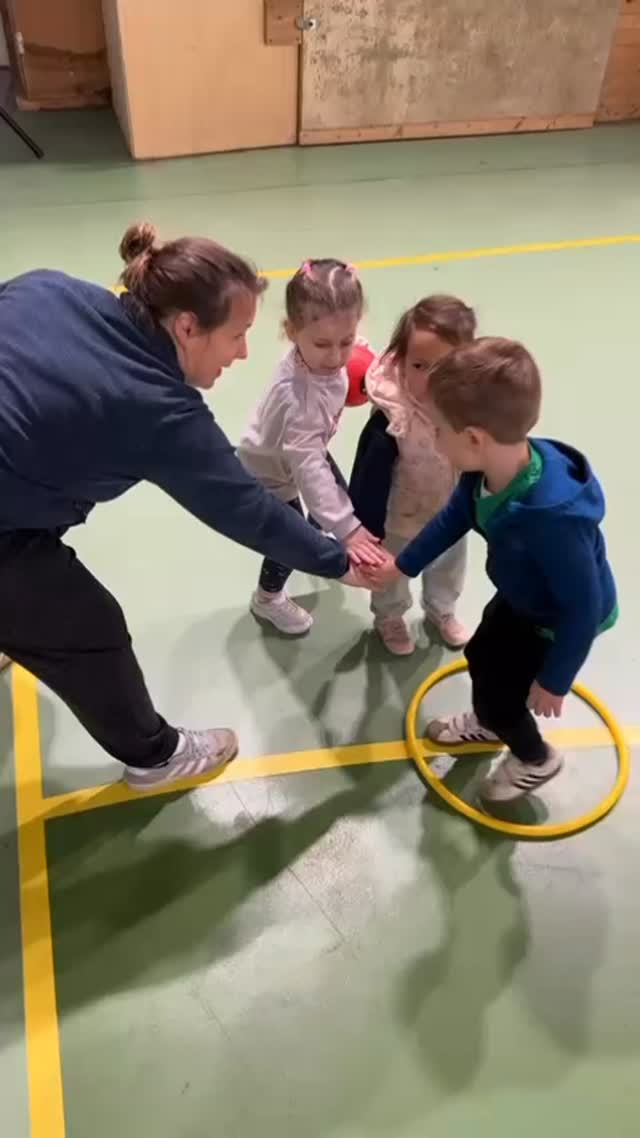 Voici ce qui se passe un samedi matin à paillet… les entraînements de nos Baby Hand ! Nous tenons à remercier tous les bénévoles présents tous les samedis matins dans la joie et la bonne humeur, car sans eux on ne pourrai pas accueillir tous nos petits futurs handballeurs 💚🤍
