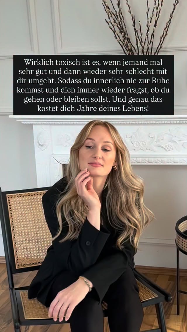 „Dann mach doch einfach Schluss.“ - Jau Danke. Das hilft ja richtig. Mit diesen weisen Worten hast du die Welt gerettet und geheilt.
Ganz ehrlich, wenn es nur Scheiße wäre, würde es leicht sein zu gehen.
Die meisten dieser Dynamiken sind ja eben nicht so eindeutig. Viele denken bei „toxisch“, dass offen beleidigt wird oder geschlagen wird. Die Manipulation ist oft viel subtiler und zerstört dich wie auf Raten.
Zwischendrin gibt es immer diese guten Momente, die dich hoffen lassen. Und schließlich hat man dir auch oft genug gesagt „Heutzutage kämpft niemand mehr in Beziehungen“. Du willst so nicht sein. Stimmt’s?💔
Du fängst an, mehr an dir zu zweifeln als an dem, was da eigentlich passiert. Grenzen verschieben sich, ohne dass du‘s direkt merkst…& irgendwann bist du an einem Punkt, den du früher so nie akzeptiert hättest.
Viele merken erst danach, wie sehr sie in dieser Zeit ihr eigenes Leben hinten angestellt haben. Und wie viel es braucht, wieder bei sich selbst anzukommen.
Ich habe eine Mediation für 0€ aufgenommen: Erholung vom Narzissten. Schreib mir „Meditation“ & ich sende dir den Link für die Anmeldung.💌