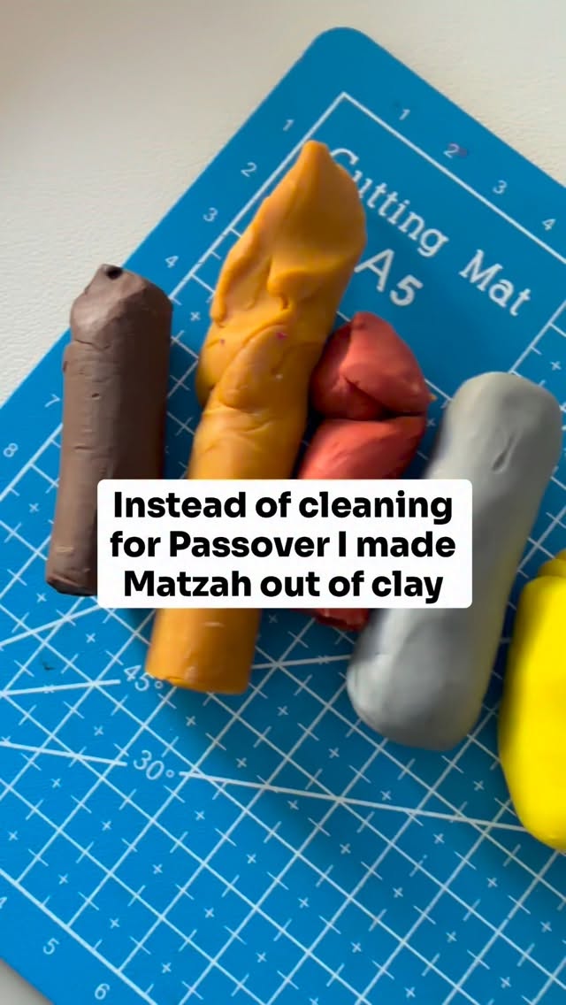 Cooking and cleaning or arts and crafts? 🤔
Stop Motion clay matzah is not something I ever thought I’d make!
Cha sameach 🙌🏻