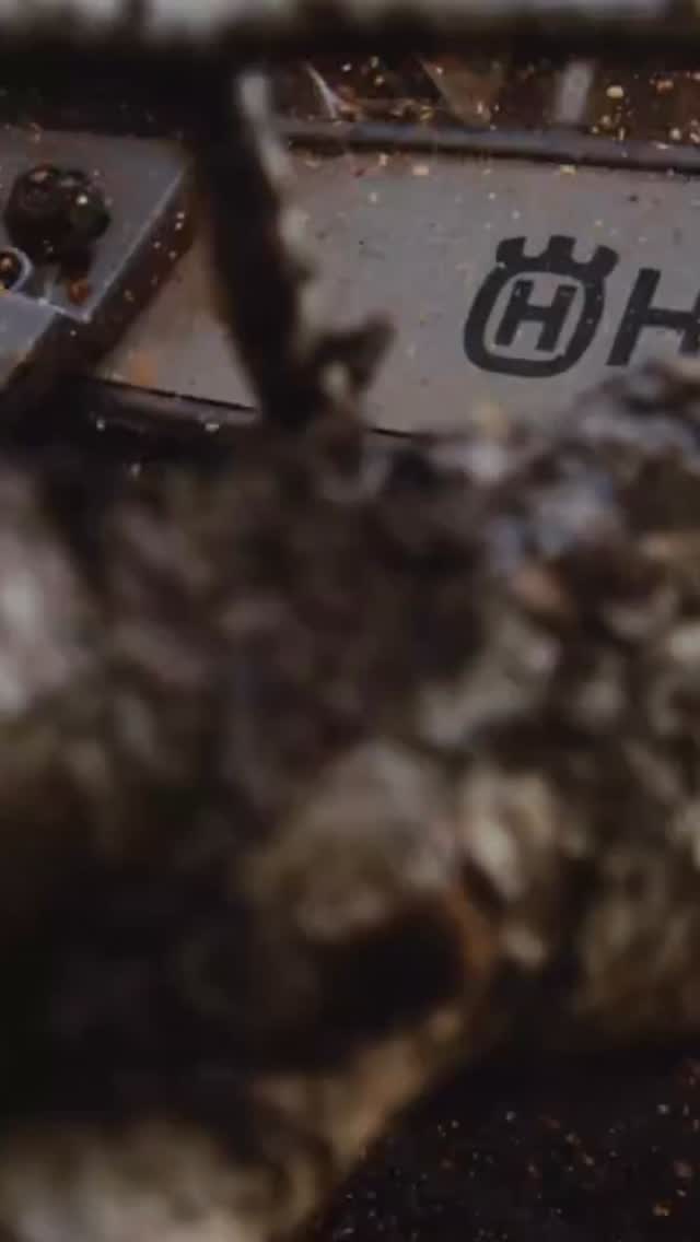 Bereit für den nächsten Einsatz? 🌲🪚
Bei uns in Lenzburg findest du eine grosse Auswahl an Husqvarna-Kettensägen. Seit 1959 entwickelt Husqvarna Maschinen für den Profi-Einsatz – gebaut für sauberes Arbeiten und gute Kontrolle.
Komm vorbei, nimm sie in die Hand und probier sie aus. Du merkst den Unterschied sofort. 💪