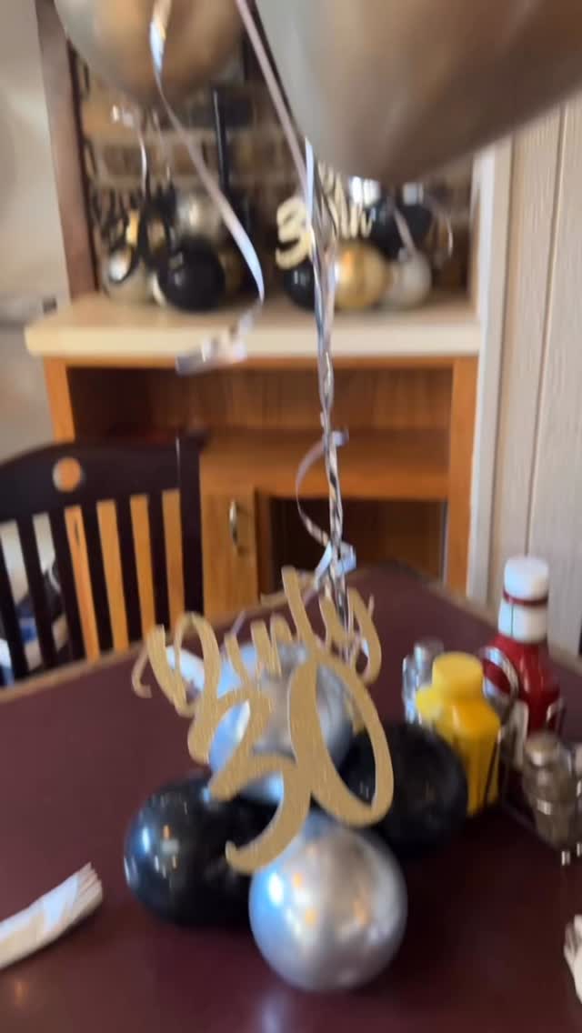 Dirty Thirty! Helium bouquets and bubble balloon strands with custom vinyl decals on balloons to give them the luxury finish.
#bigballoonsco #birthdayballoons #
Ready to book your next celebration? Request a quote through the link in my bio.
#bigballoonsco #birthdayballoons๐