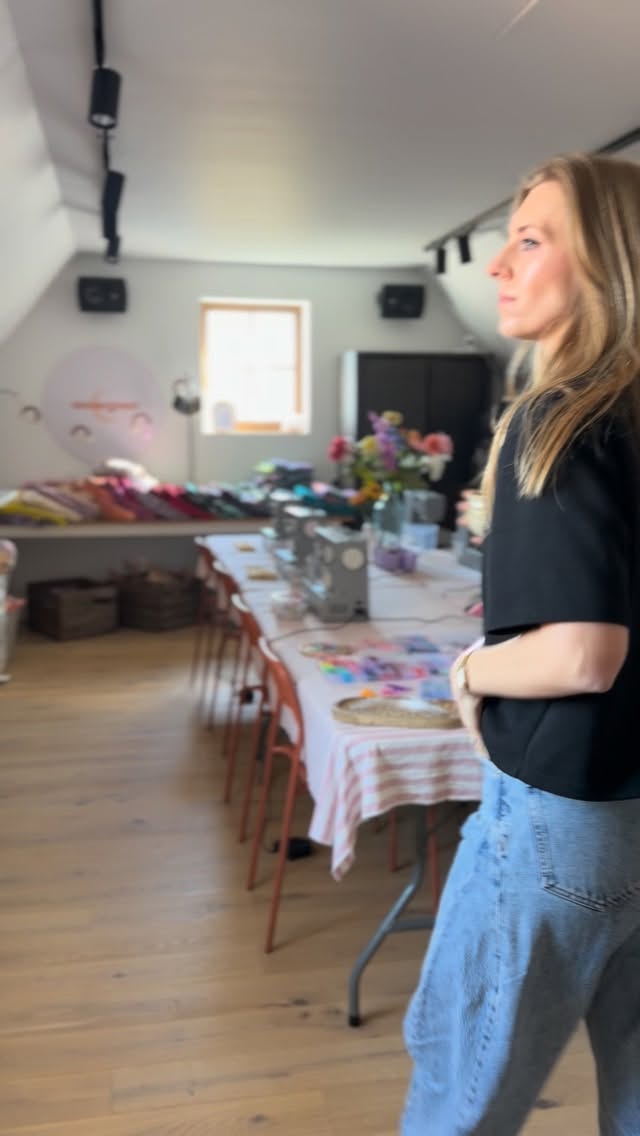 Precies zo gaat het er aan toe 🥰💗🍒
Deze toppers hadden allen geen naaiervaring en maakten op één namiddag een leuke sweater met jacquard mouwen, een cute knot bag of een crystal blazer. Proficiat 👏🏻
#naaiworkshop #westvlaanderen #creatieveworkshop #lerennaaien #jacquard