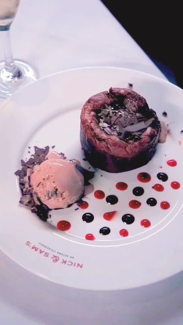 Cleaning your plate is the ultimate silent compliment. š½ļø
We know our rainbow cakes are stunning, but this molten chocolate cakeās lava center is just too good to pass up.
Have you tried it?
#nickandsams #dallasrestaurants #dallaseats #visitdallas