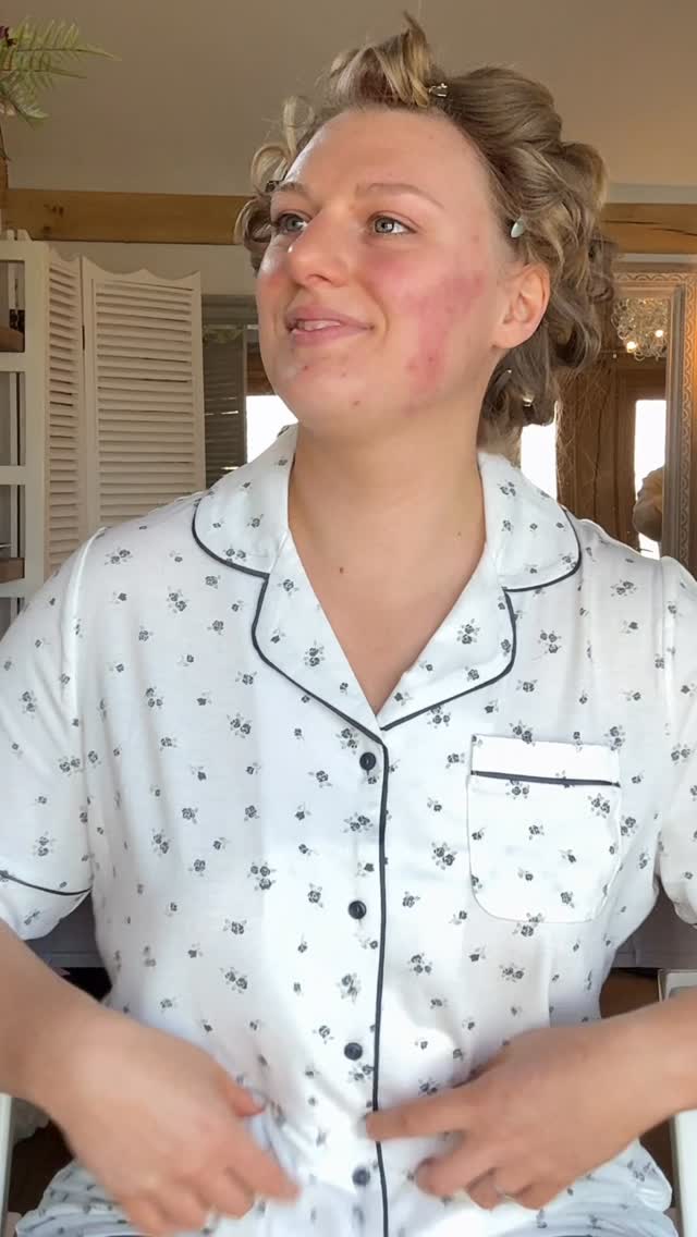 🤍 EVERY STEP - of my beautiful bride Lauren’s smokey soft glam makeup application at @coolingcastlebarn ✨✨✨
🤍 FULL PRODUCT LIST….
Moisturiser - Natural Moisturising Factors HA @theordinary
Primer - Wonderglow @charlottetilbury
Eye Primer - 24 Hour Eye Base @maccosmeticsuki
Foundation - All Hours @yslbeauty
Concealer - Shape Tape @tartecosmetics
Powder - Mineralise Skinfinish Natural @maccosmeticsuki
Loose Powder - EasyBake @hudabeauty
Blush - Mineralise in Dainty @maccosmeticsuki
Flat Highlighter - Pro Shaping Powder @maccosmeticsuki
Bronzer - Pro Sculpting Powder @maccosmeticsuki
Highlighter - Backstage Glow @diorbeauty
Brow Gel - The Brow Glue @nyxcosmetics_uk
Brow Powder - Brow Palette @eyebrowqueen
Eyeshadows - Grain @maccosmeticsuki / Need a Nude @natashadenona / Soft Cashmere @diorbeauty / Moondust in Space Cowboy @urbandecaycosmetics
Cream Eyeshadow Champagne Eyeshadow Pot @charlottetilbury
Eye Pencil - Teddy @maccosmeticsuki
Lipliner - Whirl @maccosmeticsuki
Lipstick - Dancefloor Princess @charlottetilbury
Setting Spray - Airbrush Flawless @charlottetilbury
Lashes - Everyday Whisp @tatti_lashes
Lovely to work alongside @danny_jack_photography @talkingflyfilms and @hairatfifteen
#coolingcastlebarn #coolingcastle #kentbridalmakeup #softglam #bride