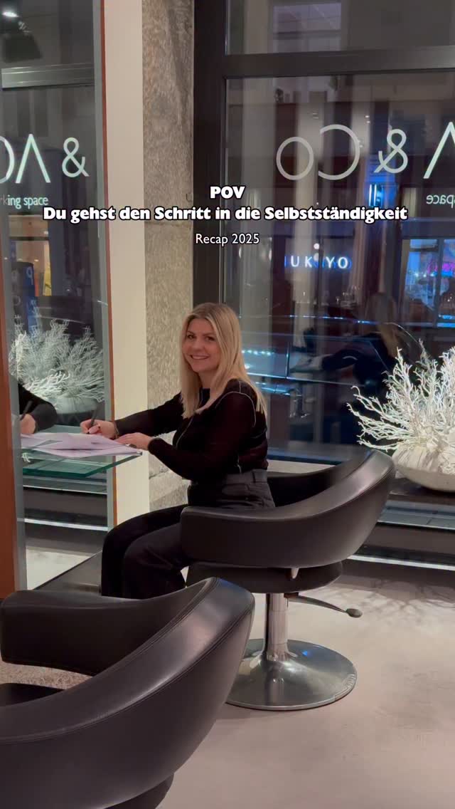 Vom ersten Schritt bis heute. 1 Jahr bei NICNOA & Co 🤍
Wow, das ging schnell! Wir denken gern zurück an deinen Start bei uns, deine Vertragsunterzeichnung, das gemeinsame Anstoßen.
Heute stehst du für dich, mit deinen eigenen Kund:innen und vielen neuen Erfahrungen.
So schön, dass du Teil von und bist @upgrade.beauty.space_by.nika 🧡
Überlegst du auch den Schritt in die Selbstständigkeit zu gehen? Wir begleiten dich von Anfang an und zeigen dir wie. Melde dich bei uns oder schau auf unsere Webseite vorbei.