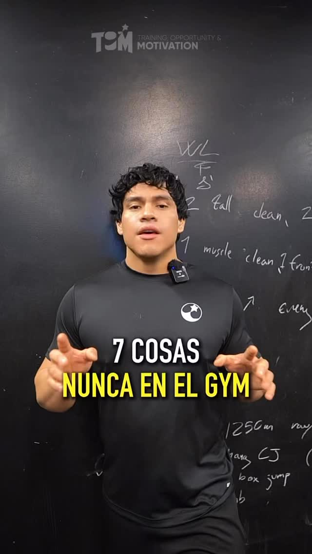 Si no estás viendo cambios, probablemente no sea por falta de ganas, sino por cómo estás haciendo las cosas.
1. Entrenas sin calentar, aumentando el riesgo de lesión desde el primer momento.
2. Copias rutinas sin tener en cuenta tu nivel, tu estructura o tu contexto.
3. Cambias de ejercicios constantemente, sin dar tiempo a que se produzca una adaptación real.
4. No respetas el descanso, cuando es precisamente ahí donde ocurre el progreso.
5. Descuidas la hidratación, afectando directamente a tu rendimiento.
6. Entrenas el ego, no el movimiento, comprometiendo la técnica.
7. Y dependes de la motivación, en lugar de construir disciplina.
Nada de esto suma.
El progreso no consiste en hacer más, sino en hacer mejor y sostenerlo en el tiempo.
Ahí está la diferencia.
¿Te ves reflejado en alguno? 👇