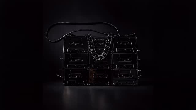 Before algorithms… before trends…
there was real culture.
This isn’t just a handbag.
This is a moment in time, turned into luxury.
Worn at the Oscars.
Designed from a Detroit story.
The Musicnaire Cassette Bag.
Available now.
www.runyaro.com
#spikelee #academyawardwinner #Ăłscar
